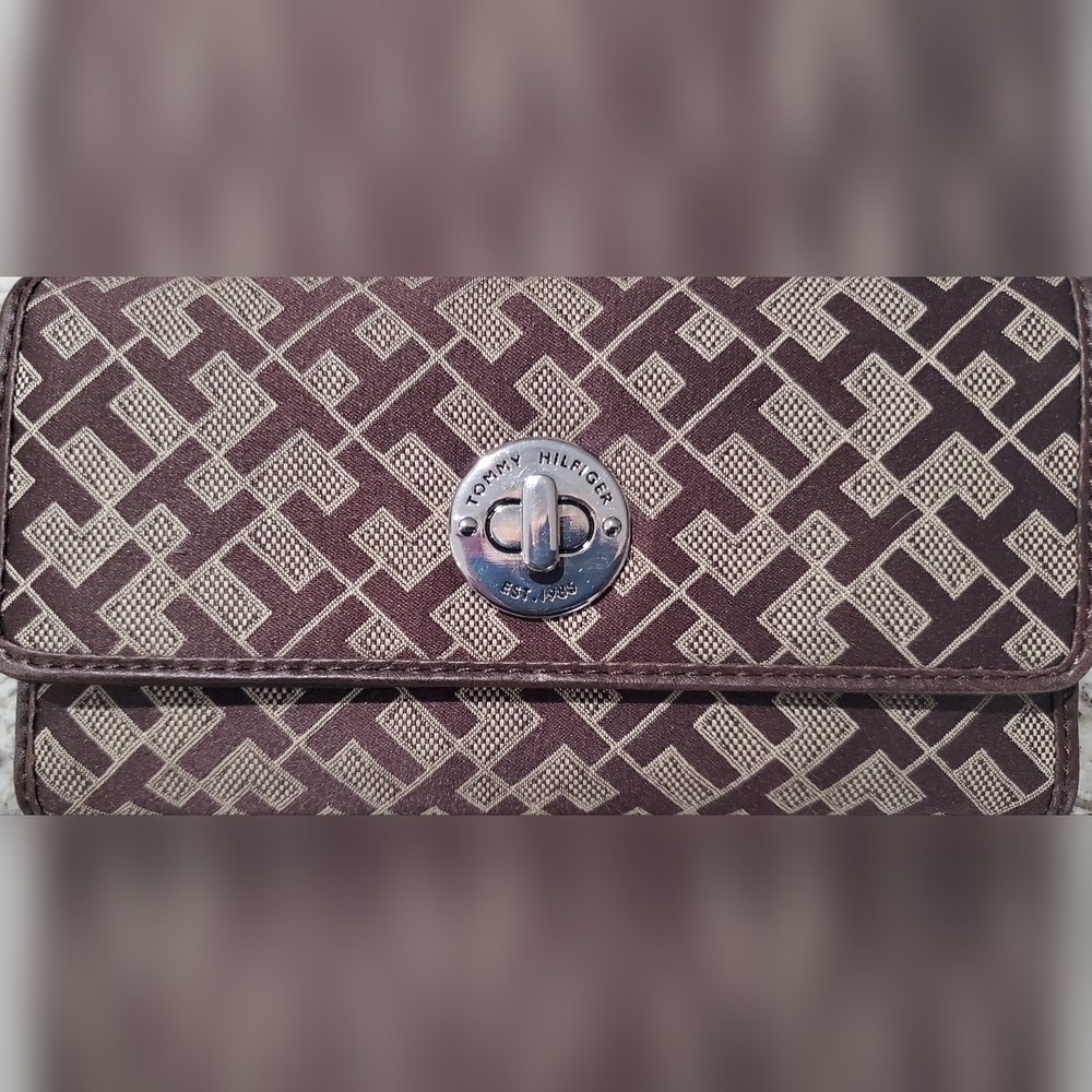 Tommy Hilfiger Tri-Fold Women’s Wallet w/Checkbook NWT